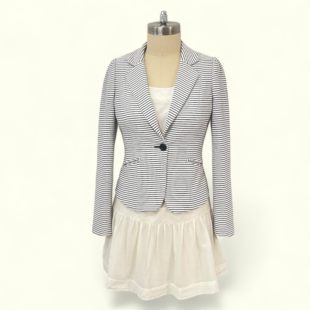 Pin striped knit blazer very flattering fit cut with lining and shoulder pads